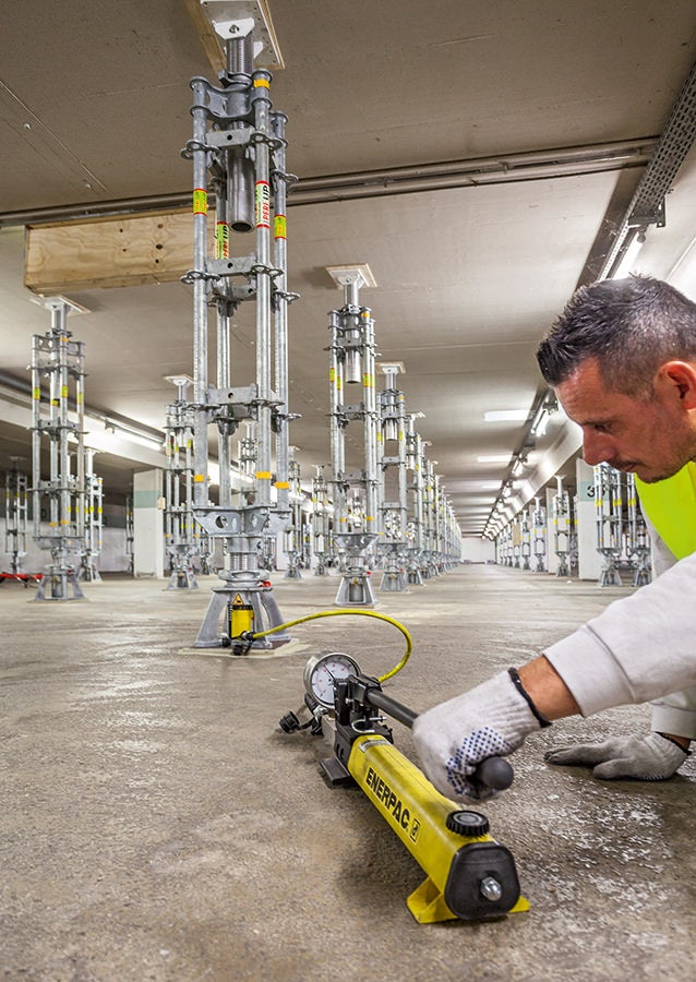 Mit nur einer Hydraulikeinheit ließen sich die PERI UP Flex Schwerlaststützen HD vorspannen und – nach Erreichen der vollen Bauwerkstragfähigkeit – kontrolliert unter Last wieder absenken.