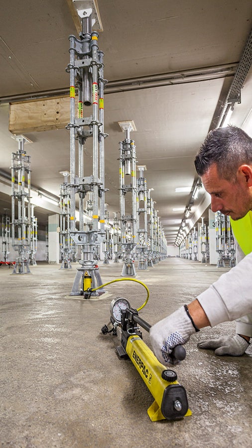 Mit nur einer Hydraulikeinheit ließen sich die PERI UP Flex Schwerlaststützen HD vorspannen und – nach Erreichen der vollen Bauwerkstragfähigkeit – kontrolliert unter Last wieder absenken.