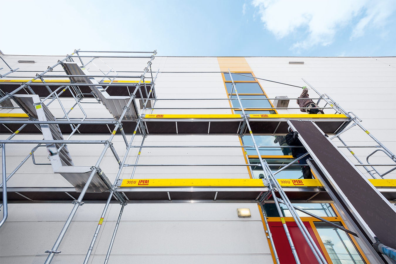 PERI UP Easy is a “lightweight“ among the range of steel facade scaffolds. In addition, it provides safety in the system.