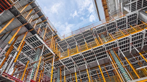 PERI made its mark with system-integrated safety solutions for the complex construction of the Y-Towers in Amsterdam. The building core of both towers was constructed with the help of an economical PERI system combination. Enormous wind loads were a particular challenge here, which is why both towers were equipped with a PERI climbing protection panel. This allowed safe working at great heights and minimized the risk of falling parts. In addition, the PERI self-climbing system allowed the concrete distributors to be easily moved upwards - without the use of a crane.