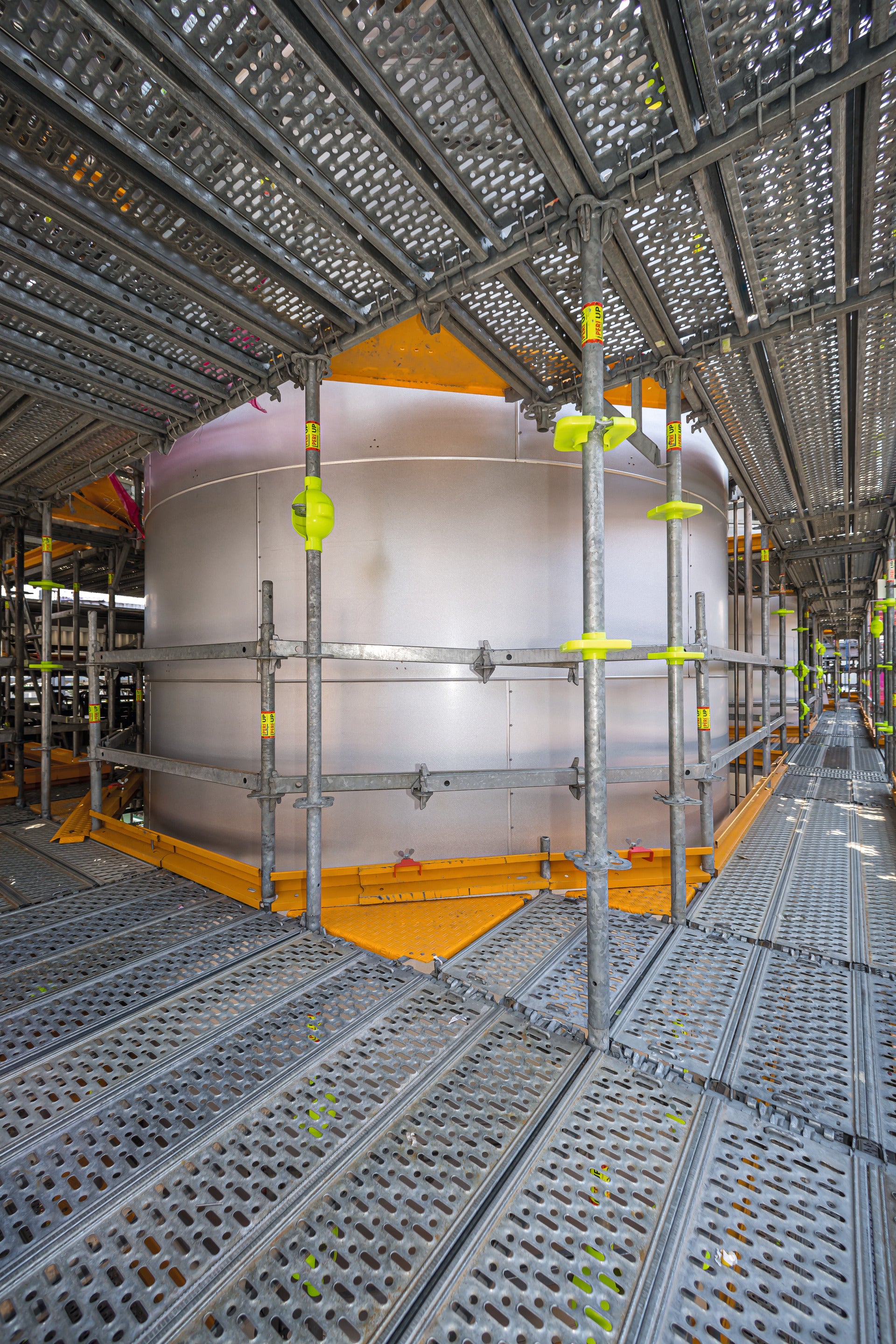 Stolperfreie Eckausbildungen und Übergänge mit PERI UP Systembauteilen sorgen für eine sichere Gerüstnutzung. Schutzkappen in Signalfarbe ergänzen das Sicherheitskonzept.<br/>