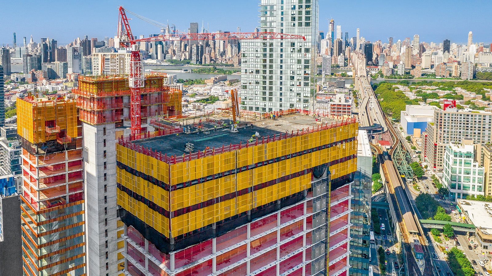 PERI engineers developed a project-specific concept a for the economical execution of the building despite the low crane availability and tight construction schedule. When climbing the two tower cores attached to the sides of the building, it was necessary to meet the required exposed concrete requirements. A crane was not required due to the PERI self-climbing formwork used. The tight climbing schedule of two floors per week could be maintained - although only one crane was available during the work.