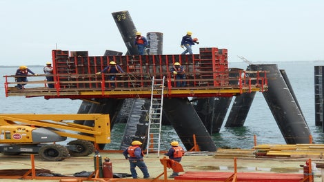 Las plataformas generadas con las vigas VT-20k sobre las correas SRU o RCS garantizaron que los trabajadores pudiesen trabajar de manera cómoda y segura durante la ejecución del proyecto. 