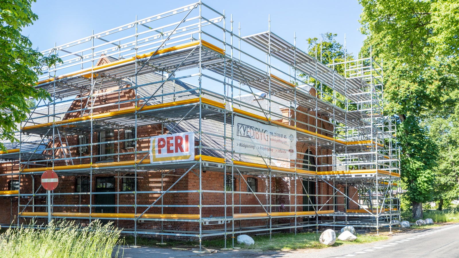 1,5m hoveddæk og materiale platforme til materialeoplag , for at skabe plads til skifferplader til det nye tag og samtidig sikre gode arbejdsforhold for tømrerne.