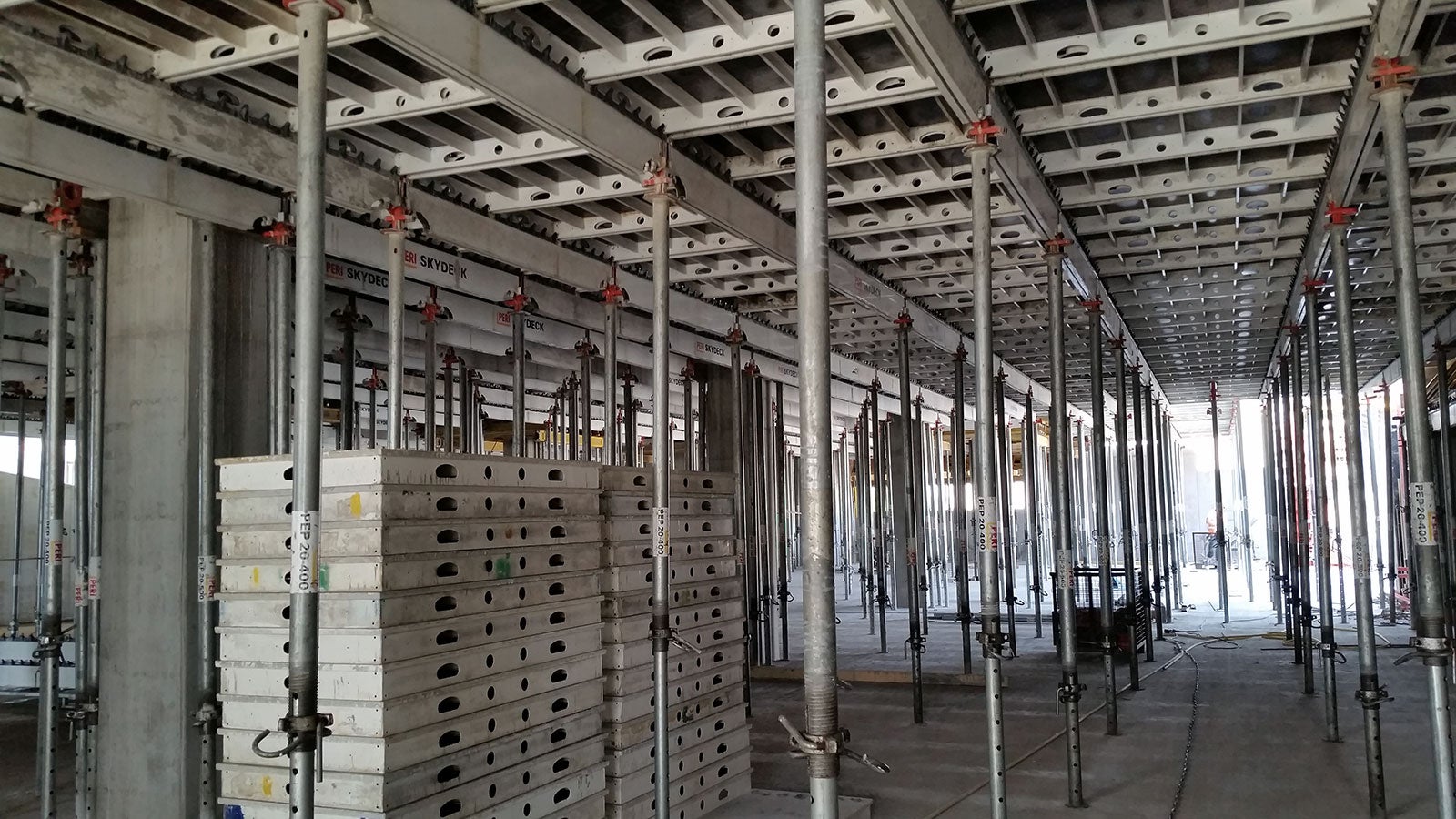 System PERI SKYDECK gwarantował wydajną rotację deskowań stropowych na budowie Galerii Północnej w Warszawie