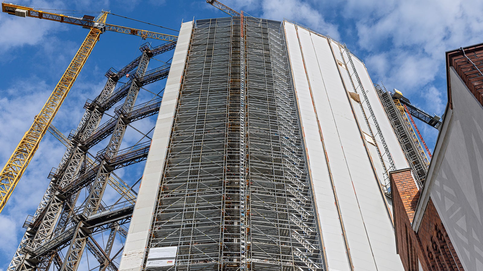 Zum Schutz der Umgebung innen und außen vollständig eingehaust, wanderte das Gerüst während der Sanierungsphase im Uhrzeigersinn abschnittsweise rund um den Gasometer.
