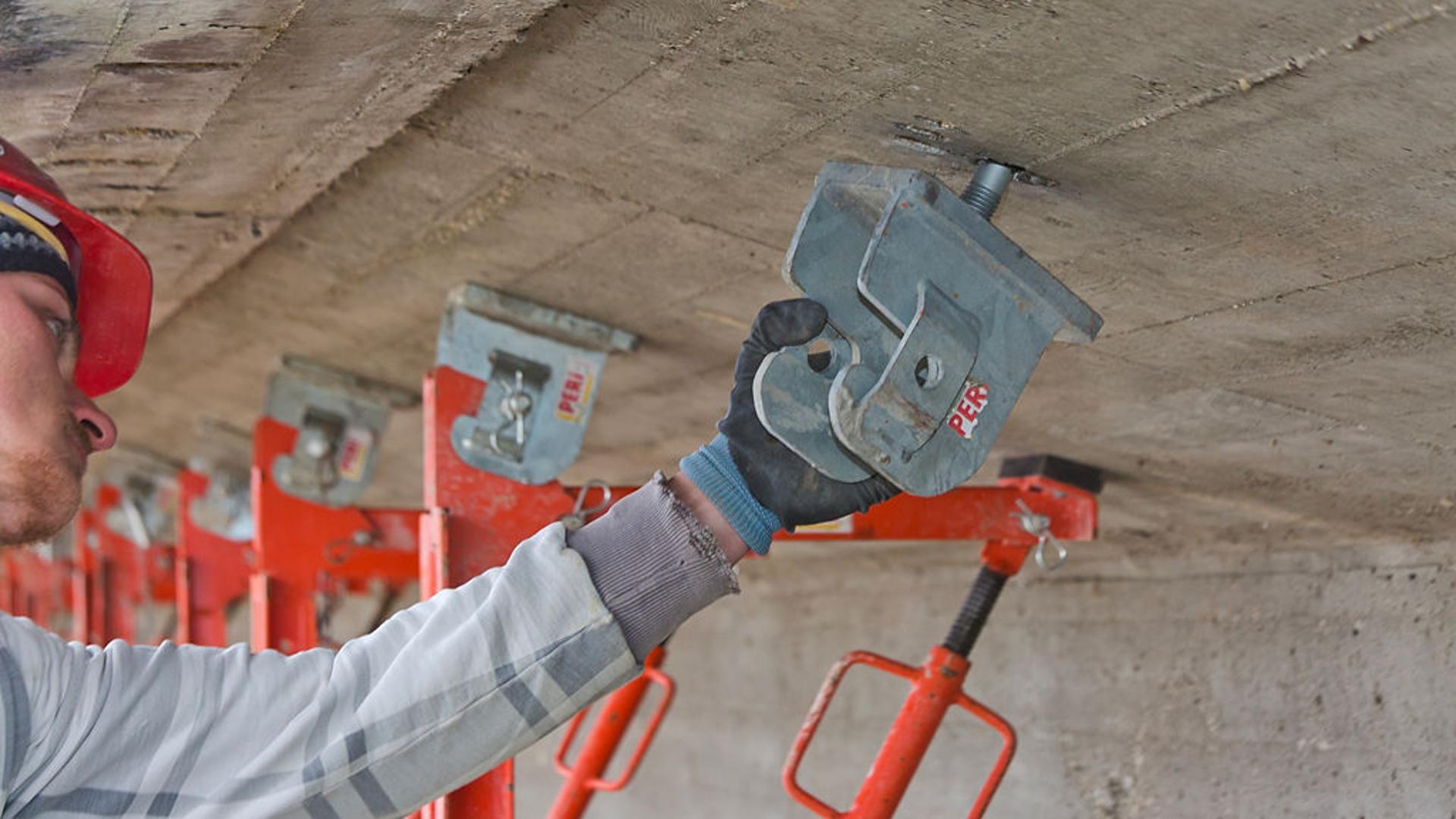 Die Einzelteile der VARIOKIT Gesimskappenschalung sind leicht, sodass sie von einer Person mittels Hubsteiger von Hand an der Brücke montiert werden können. 