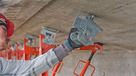 Die Einzelteile der VARIOKIT Gesimskappenschalung sind leicht, sodass sie von einer Person mittels Hubsteiger von Hand an der Brücke montiert werden können. 