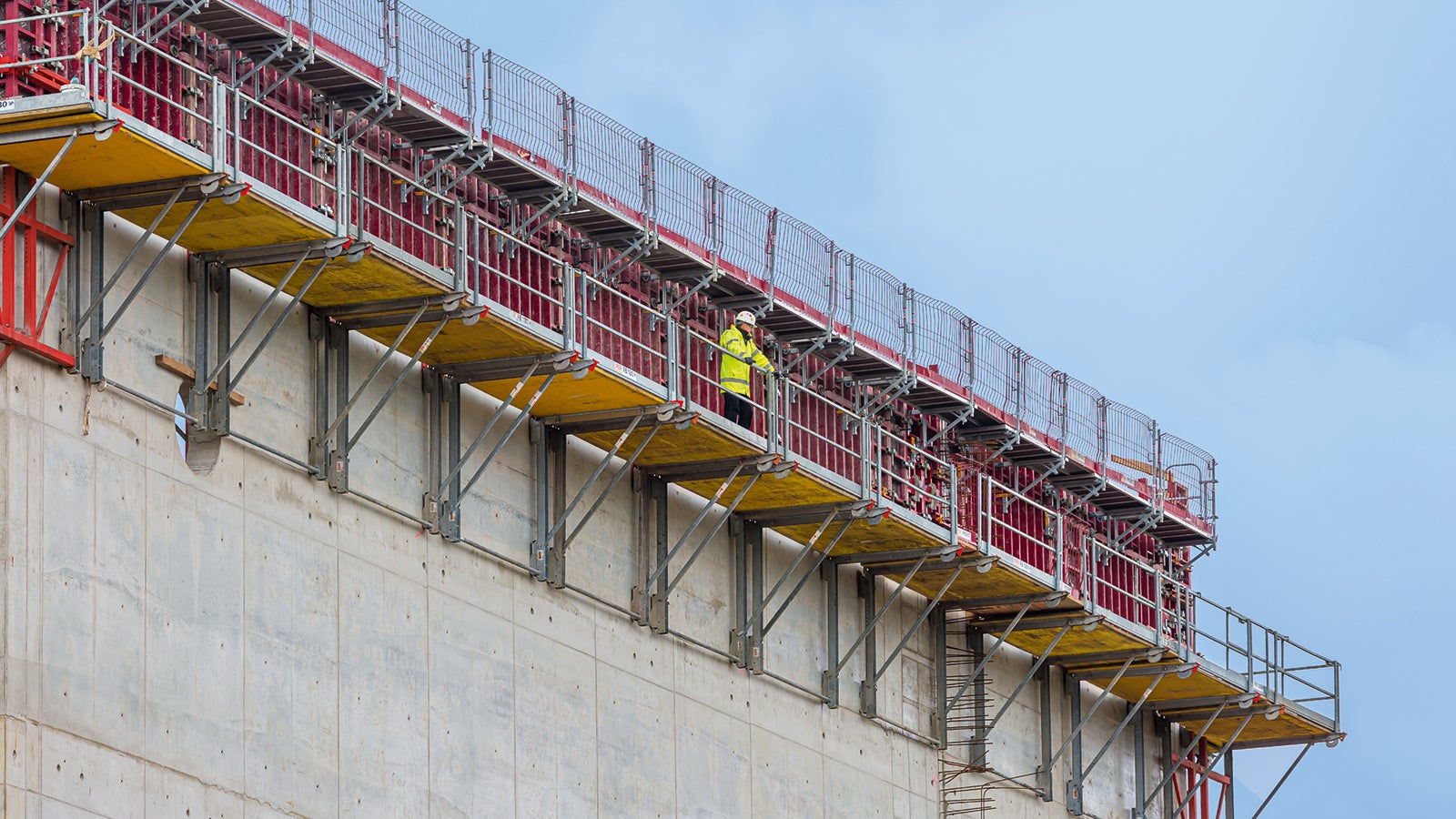 Die MAXIMO Rahmenschalung bildete zusammen mit Faltbühnen FB 180 und MXK Betonierbühnen ein effizientes und sicheres Gespann zum Schalen und Betonieren in großer Höhe.