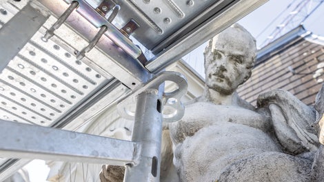 The sandstone frescoes, which are over 100 years old, could be accessed easily for restoration purposes. Internal console brackets are fitted without the need for couplings in short, simple assembly sequences, thanks to the gravity lock ledger.