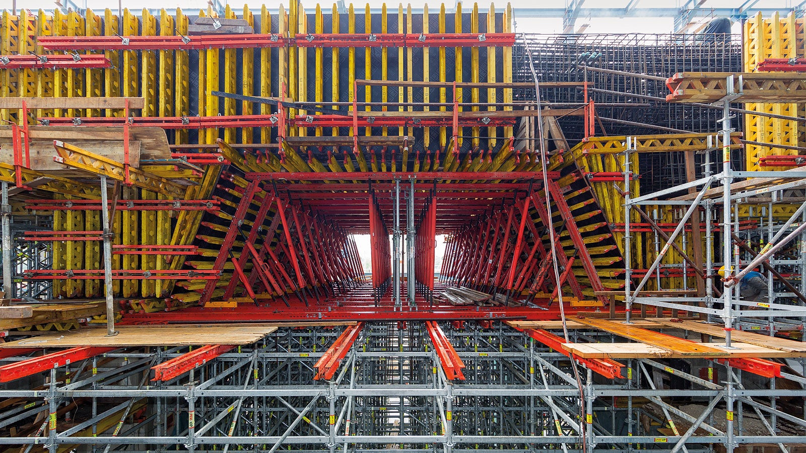 Pentru a forma un planșeu masiv arcuit în clădirea turbinei, inginerii de la PERI au proiectat o structură suport rentabilă din componentele echipamentului de construcții VARIOKIT.