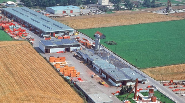 <p>1976-ban a PERI üzem négy gyártócsarnokból, nagy raktárakból és egy szabadtéri termékkiállításból áll. Ugyanebben az évben vásárolják meg az első informatikai rendszert a PERI-nél.</p><br/>