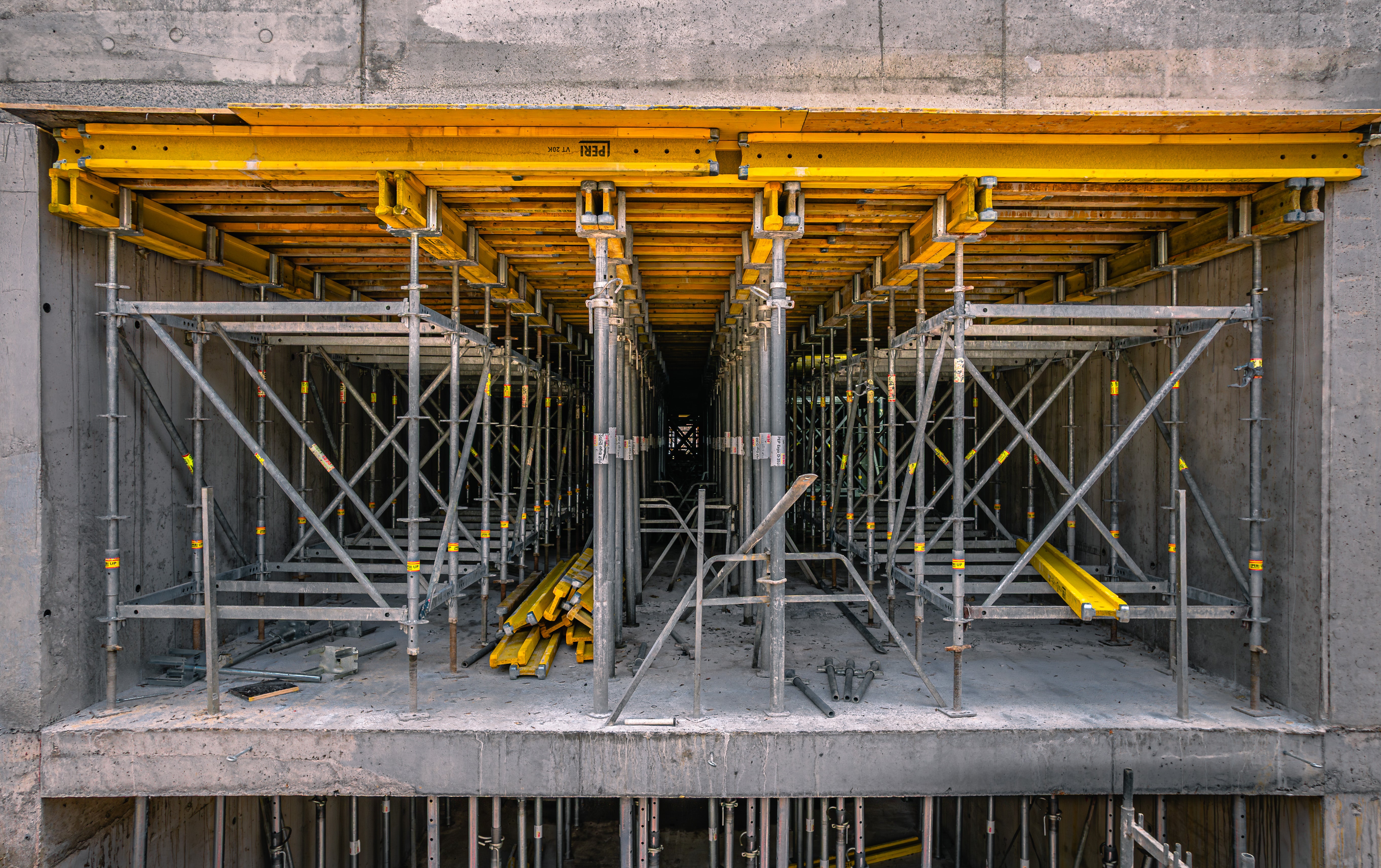 Гъсто разположени вертикали на PERI UP Flex, оразмерени спрямо високите натоварвания от плоча с дебелина 120 cm.