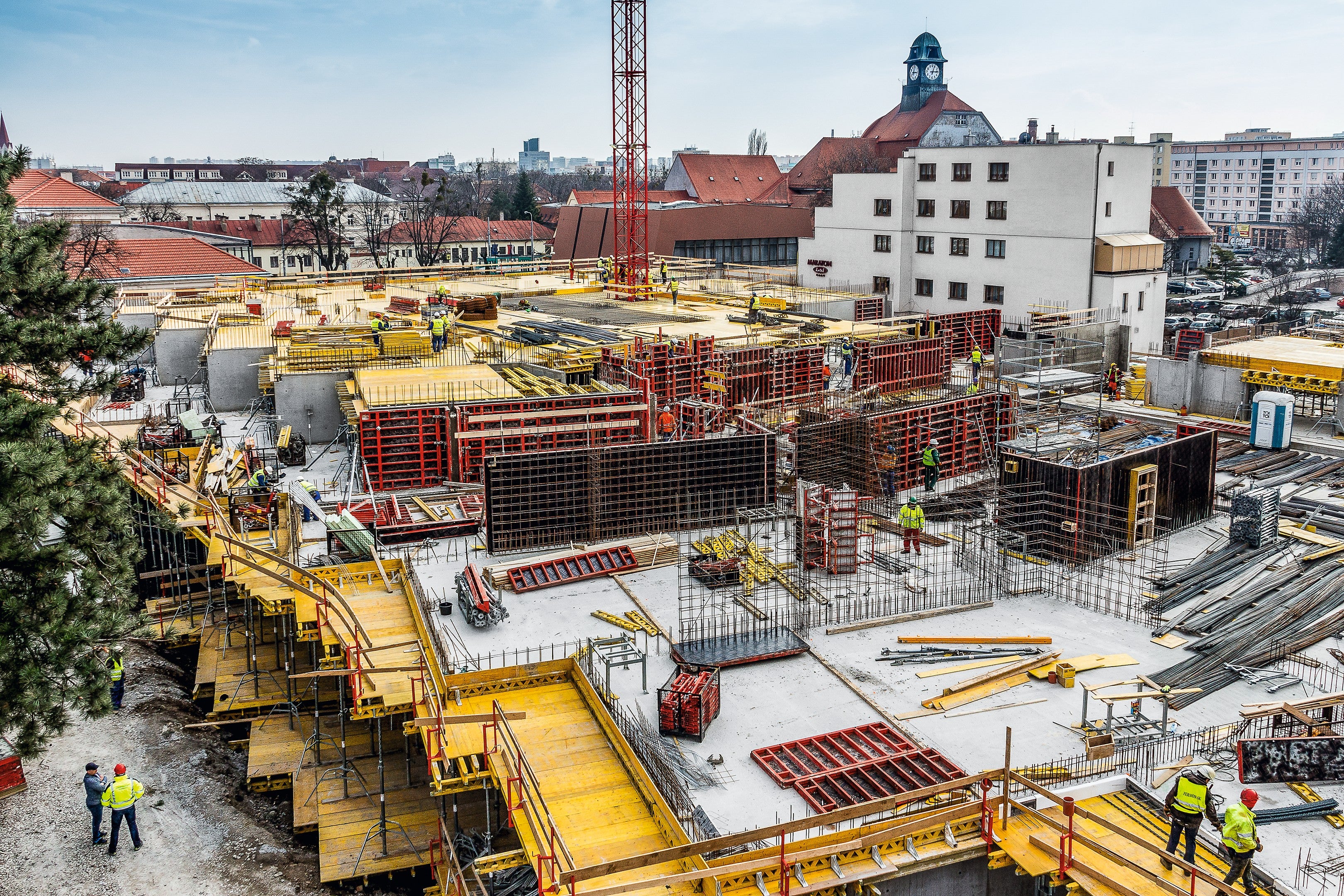 Pri jednom z najväčších projektov pozemného staviteľstva na Slovensku bolo nasadených 5 310 m² rámového debnenia TRIO a DOMINO. Stropy boli realizované pomocou nosníkového stropného debnenia MULTIFLEX s plochou do 10 500 m².