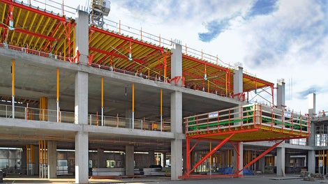 The landing platform, consisting of PERI system components, was used to move the slab tables to the next level.