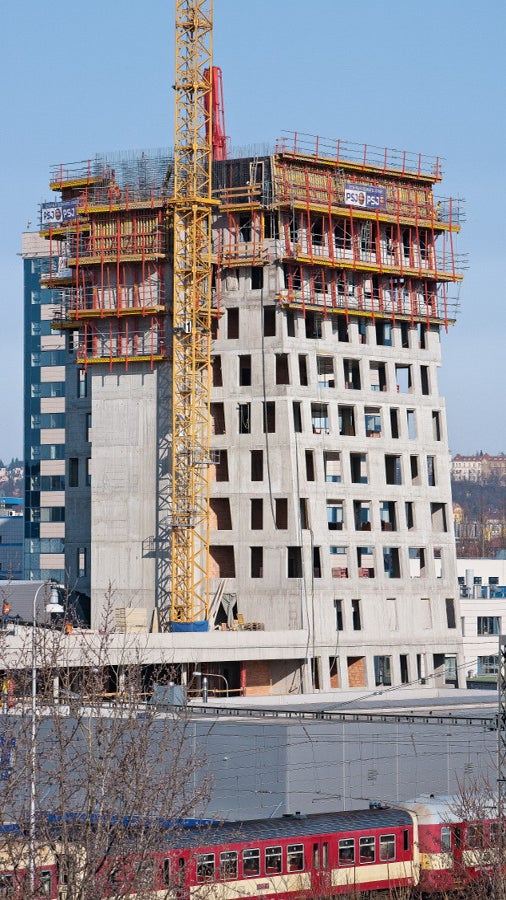 Kombinace moderních bednicích systémů na výškové budově.