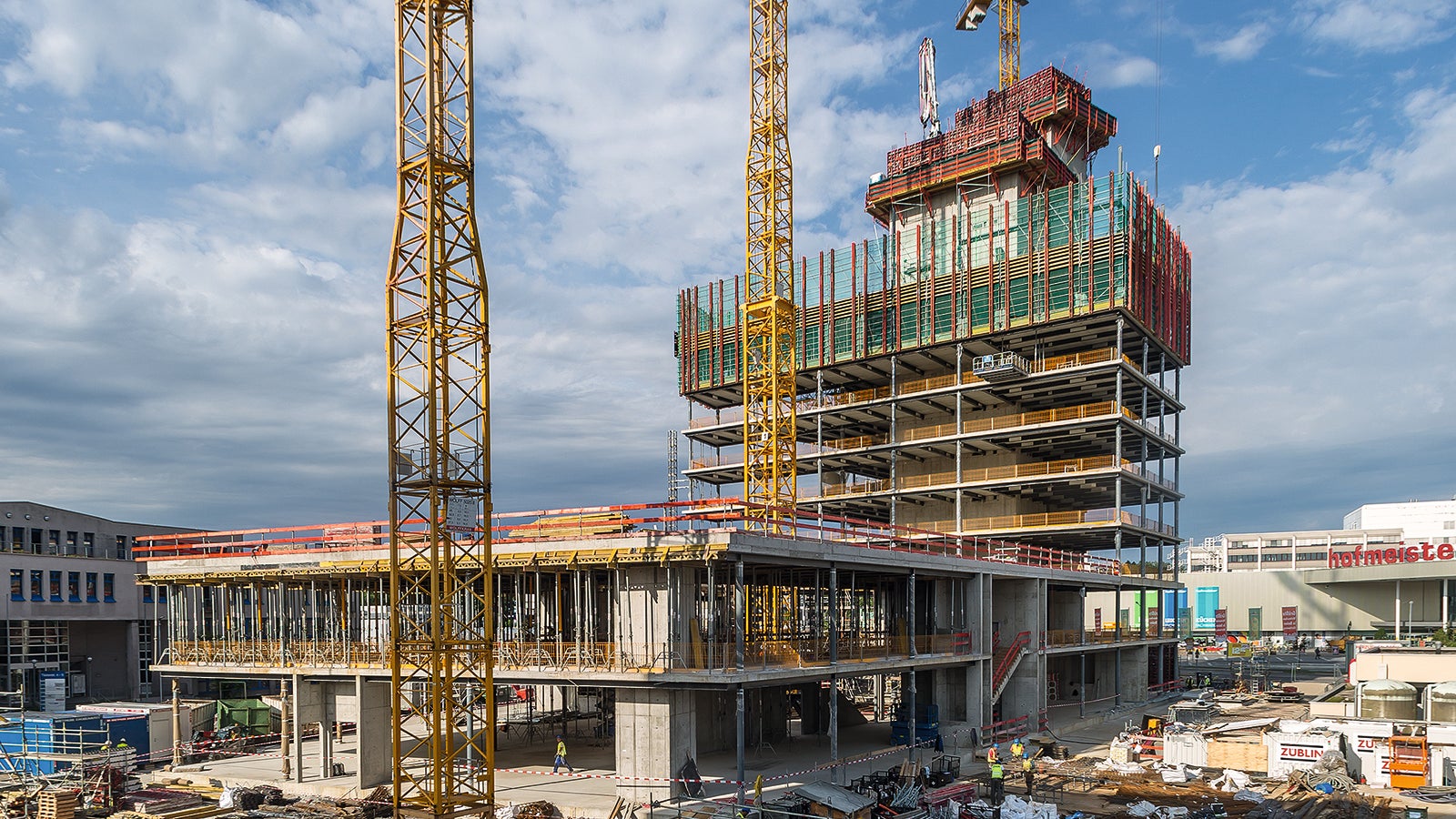 PERI bot mit Kernkletterschalung, Schutzwandeinhausung und Seitenschutz sowie kompetenter Planungs- und Supportleistung eine umfassende Gesamtlösung.