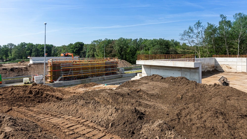 De beide landhoofden met de te storten middenpijler; de voorbereiding van de middenpijler gebeurt gelijktijdig met de grondwerkzaamheden voor het aanvullen van de landhoofden.