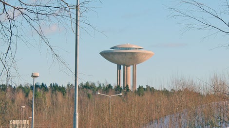 Vesitorni on näkyvä maamerkki Länsi-Espoossa.