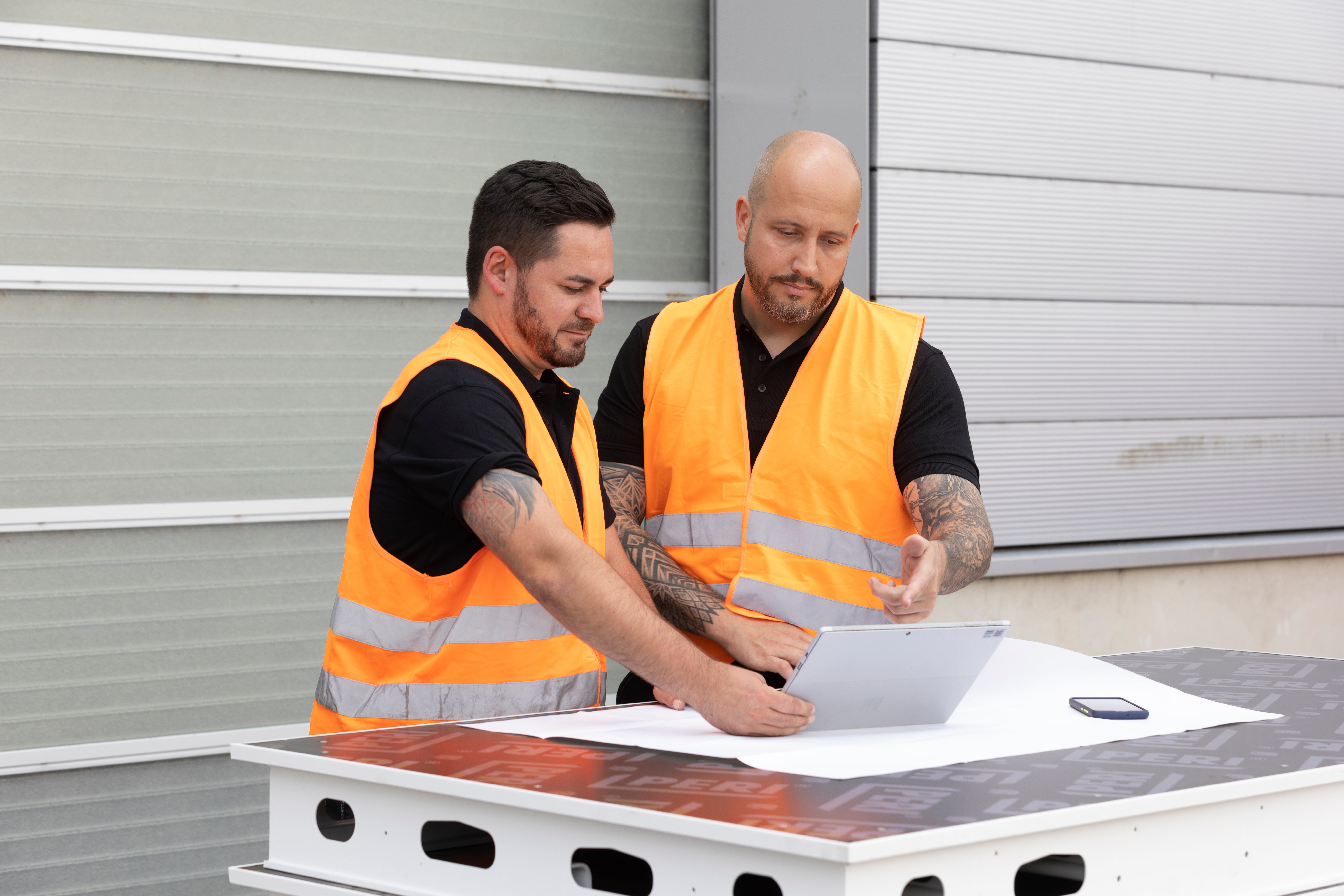 The RFID technology, which is installed as standard in the aluminium panels of the SKYMAX large panel slab formwork, helps to make the material flow on the construction site more transparent and optimise logistics processes.