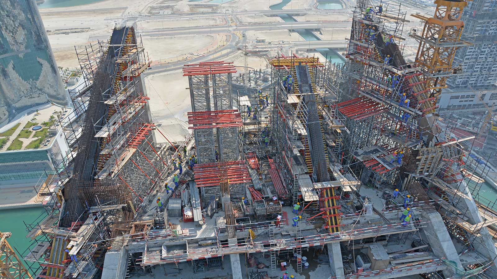 A complex structure starting from level 24 with 115 m high, up to the roof level at 150 m high