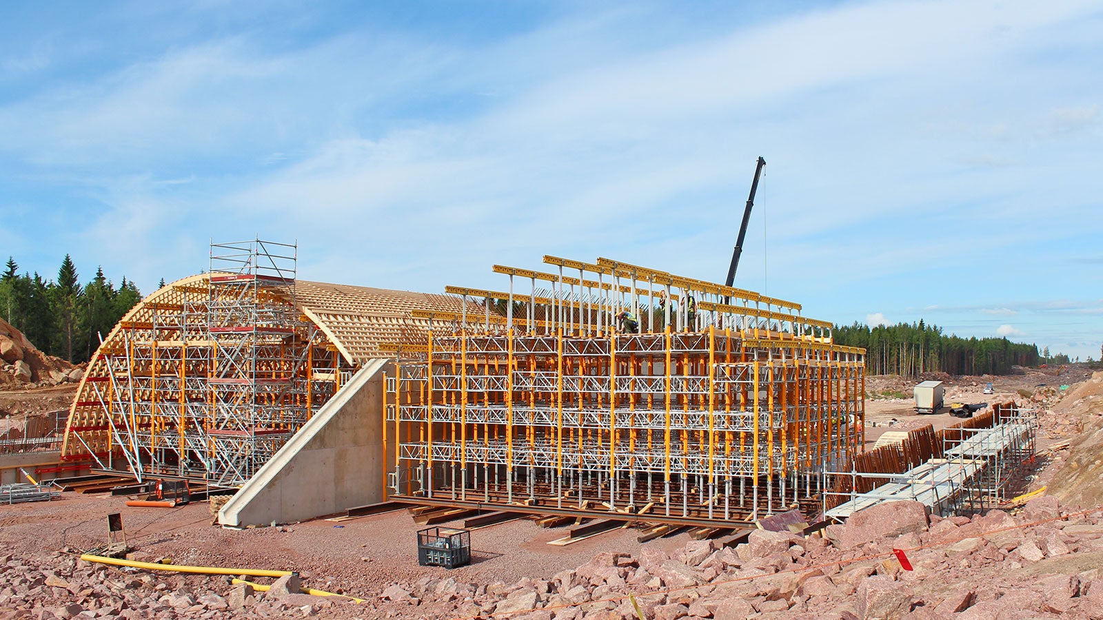 MULTIPROP-tukitornit muodostivat kaarevan kokonaisuuden yhdessä liimapuukaarien kanssa.