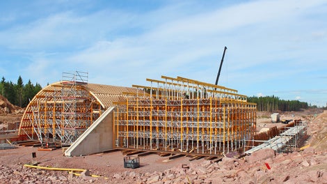 MULTIPROP-tukitornit muodostivat kaarevan kokonaisuuden yhdessä liimapuukaarien kanssa.