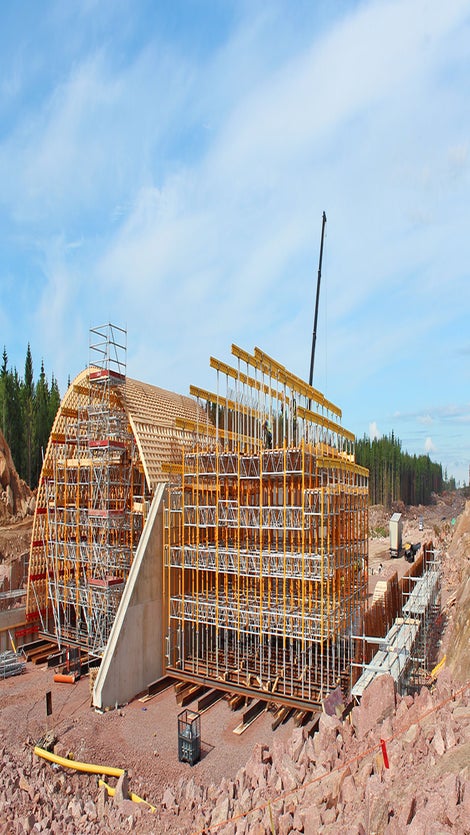 MULTIPROP-tukitornit muodostivat kaarevan kokonaisuuden yhdessä liimapuukaarien kanssa.