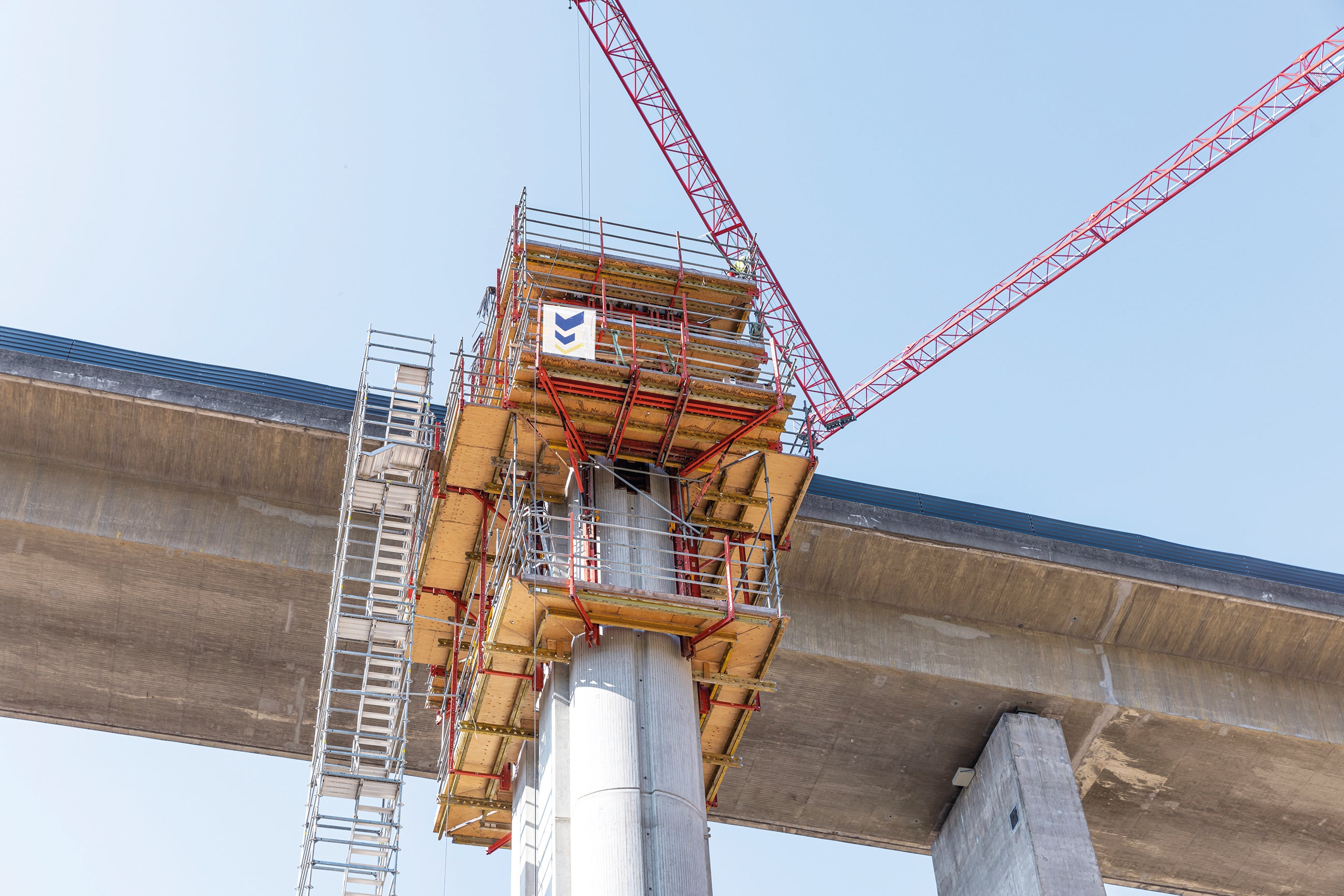 Qu'il s'agisse de la construction de bâtiments, de barrages, de chevêtres ou de tunnels, le système grimpant SCS est rapidement prêt à l'emploi grâce à ses plates-formes prémontées, et ce dans un large éventail d'applications. La capacité de charge particulièrement élevée garantit une progression rapide de la construction avec peu de sections de hissage.