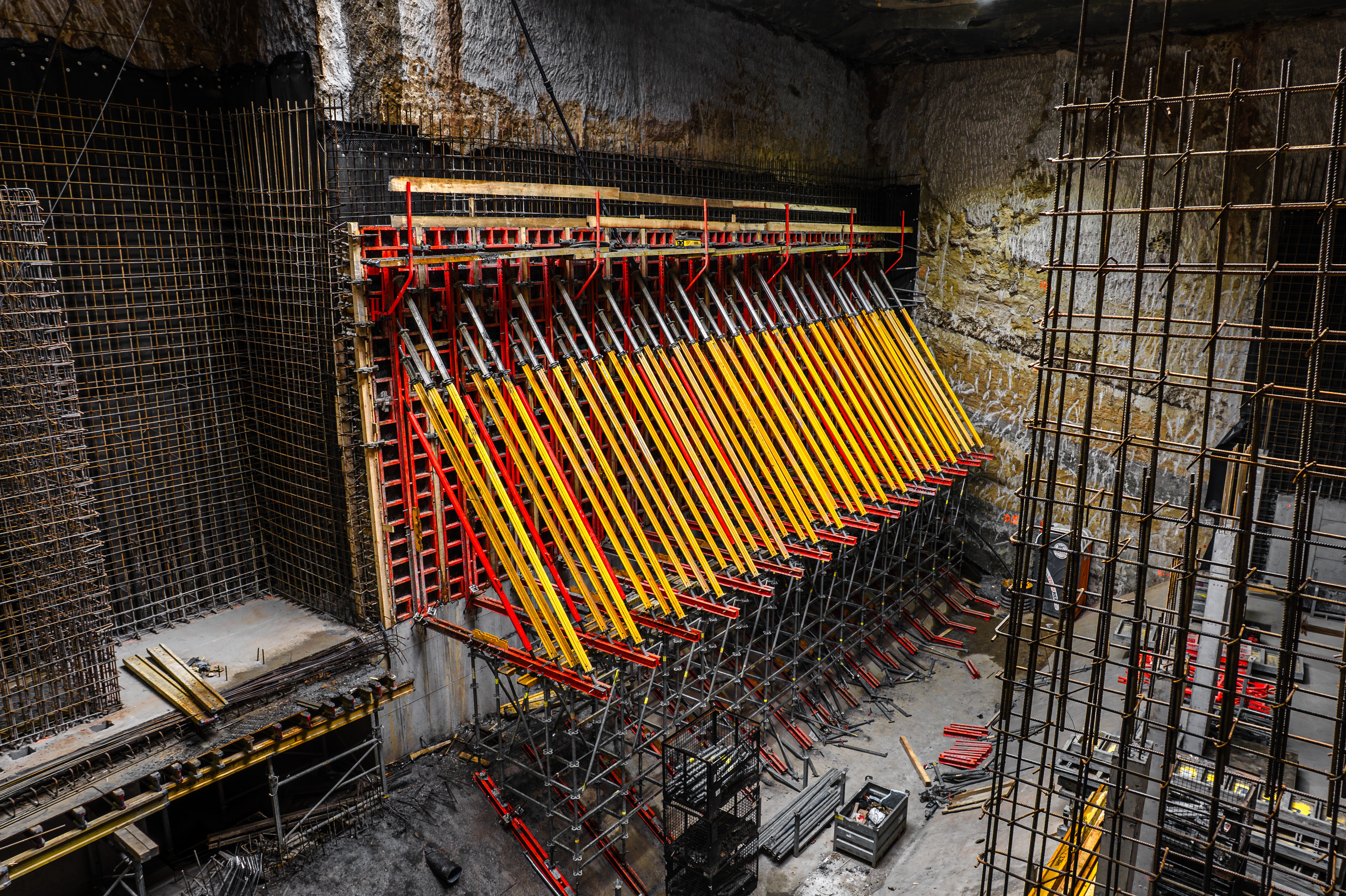 Едностранен кофраж с височина 5,30 m, изпълнен с панелен кофраж TRIO и VARIOKIT рамки.