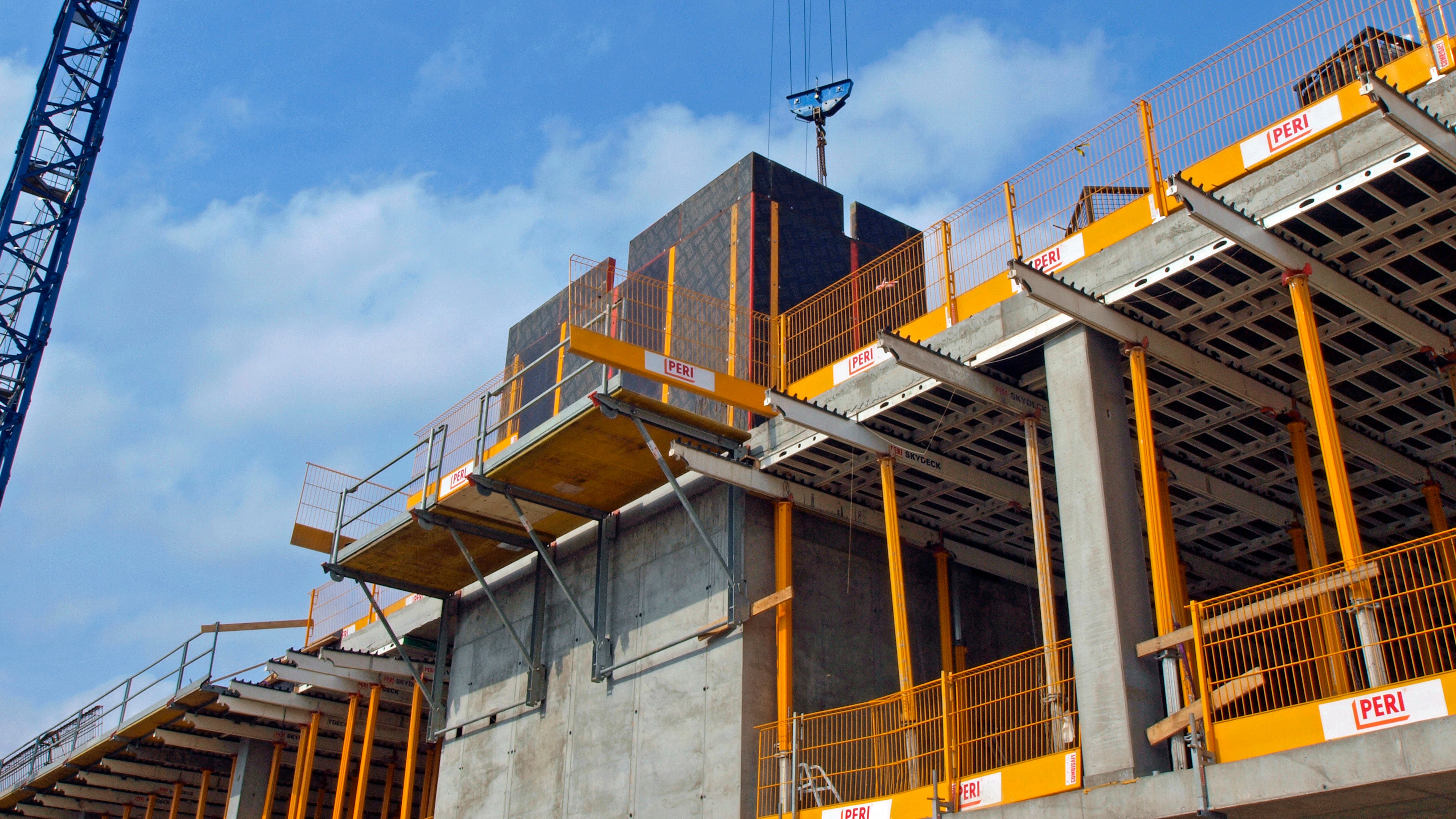 SDU Kolding - SKYDECK med MULTIPROPPER og udkragede dæk, sikret med kæder.