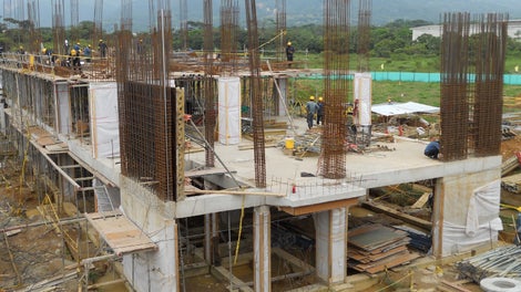 Disposición general de las pantallas y columnas de los edificios de aulas con altura de 3.30m.