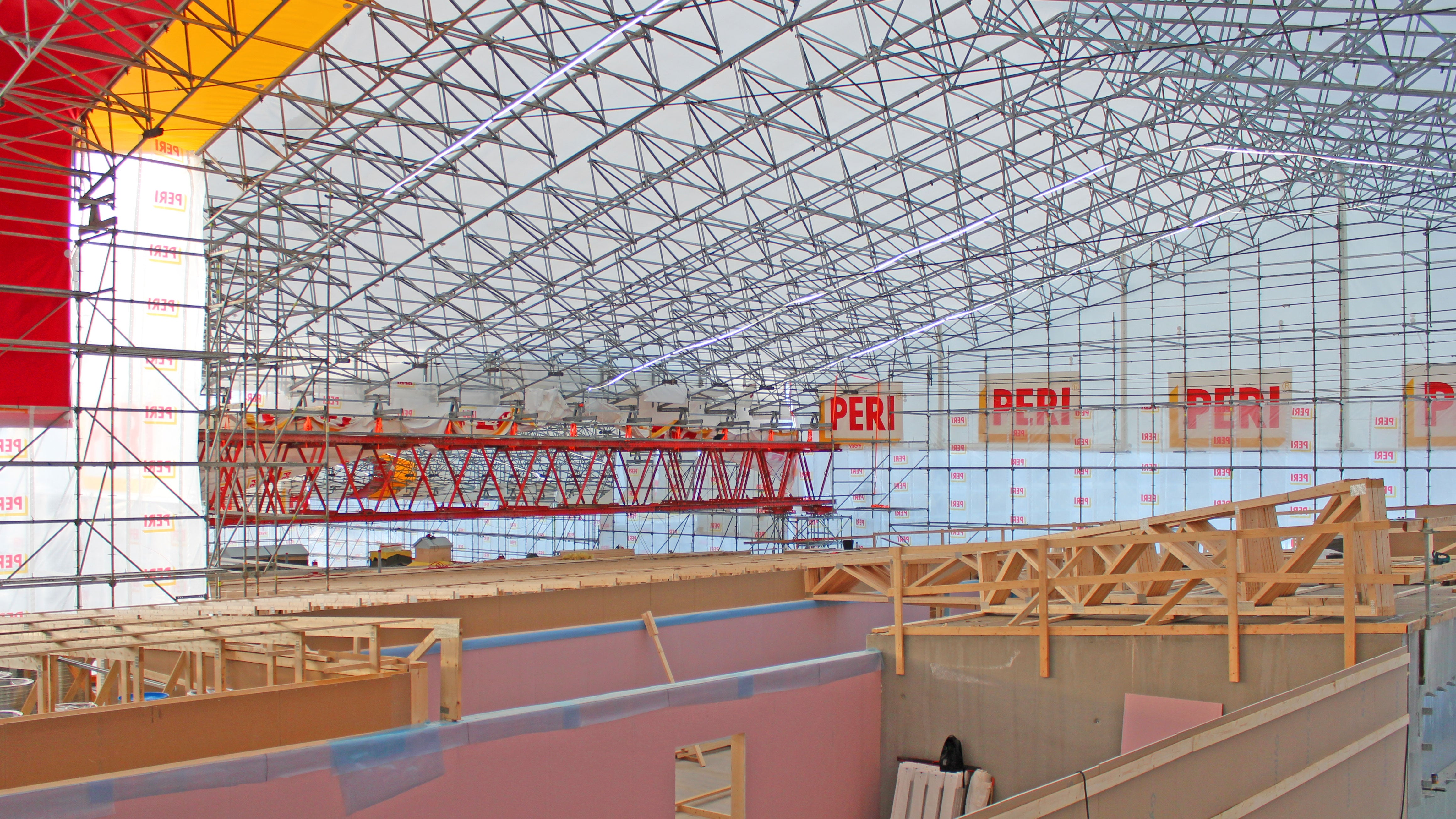 Kosteudenhallinnan kannalta vaativat työt, kuten vesikaton puutyöt ja julkisivumuuraukset, on tehty LGS 150 -sääsuojan alla. 