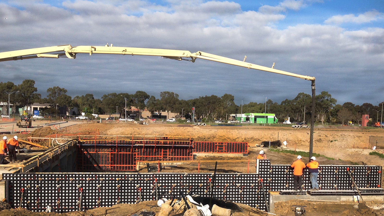 The DUO system formwork was used for one side of the wing wall 18 meters long and Trio for other 3 walls and parapet.