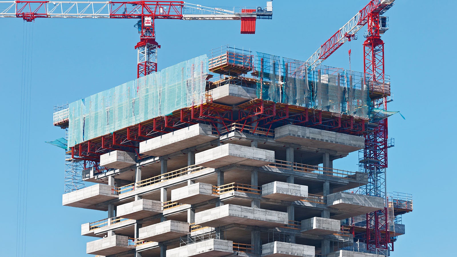 Massive, 28 cm thick reinforced concrete balconies cantilever outwards for 3.35 m in an irregular fashion on all four sides of the building.