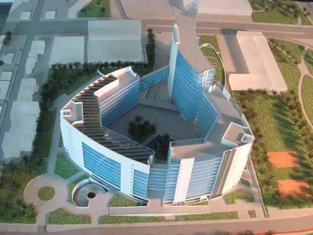 Il complesso in pianta ha una forma “a goccia” dalla quale si distinguono chiaramente tre torri adibite ad uffici, alte 80, 69 e 40 metri e che si erigono su 3 livelli interrati di 50.00 mq totali