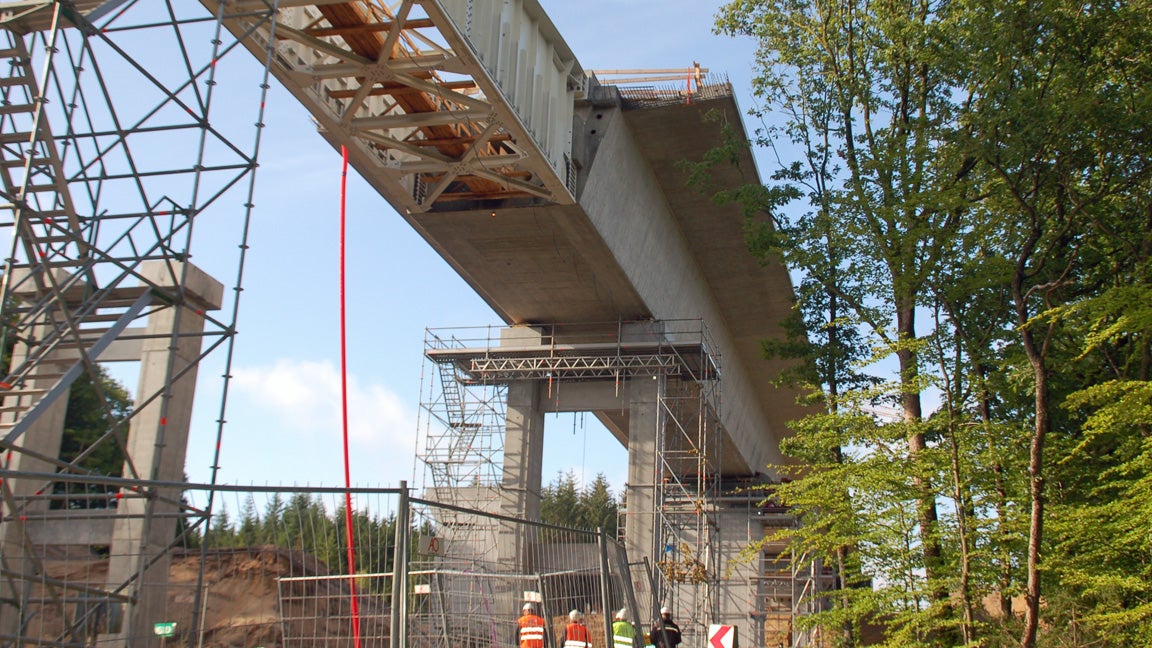 Første brosektion med "fremskubningsarmen" i form af en kileformet stålbjælke. 