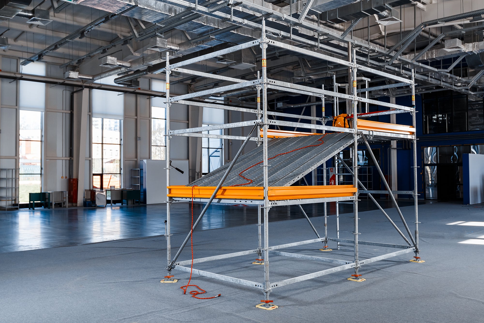 Шаг системы 25 см позволяет устраивать технологические отверстия в уровне настила при работе с наклонными вертикальными элементами