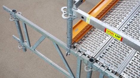 桁架梁长度能够以25厘米为模数调整长度。 坚固的踏脚板能够直接搭建在桁架上层上，不需要附加组件锁固踏脚板。