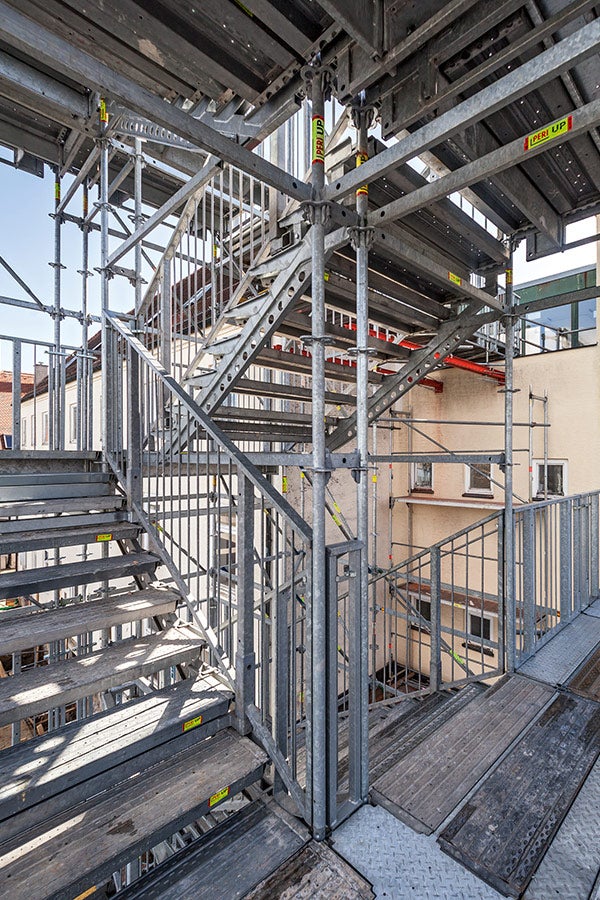 PERI UP Rosett Public als Treppenvariante für die Nutzung im öffentlichen Bereich