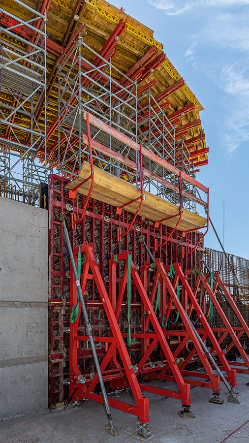 Bestandteil der PERI Lösung waren Schutzgerüste auf Basis der PERI UP und VARIOKIT Baukastensysteme sowie MAXIMO und Stützbock SB zum einhäuptigen Schalen.