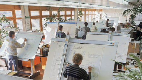 &lt;p&gt;Die Ingenieur:innen bei ihrer Arbeit&amp;nbsp;am Zeichenbrett im technischen B&amp;uuml;ro in Wei&amp;szlig;enhorn.&lt;/p&gt;<br/>