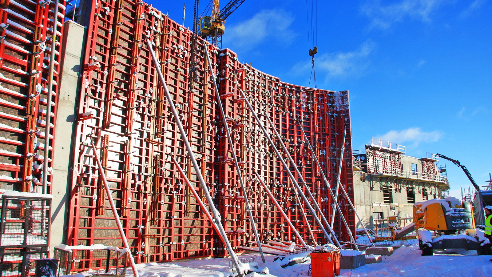 Kaarevat seinät valettiin MAXIMO-järjestelmämuotilla puukiiloja apuna käyttäen.