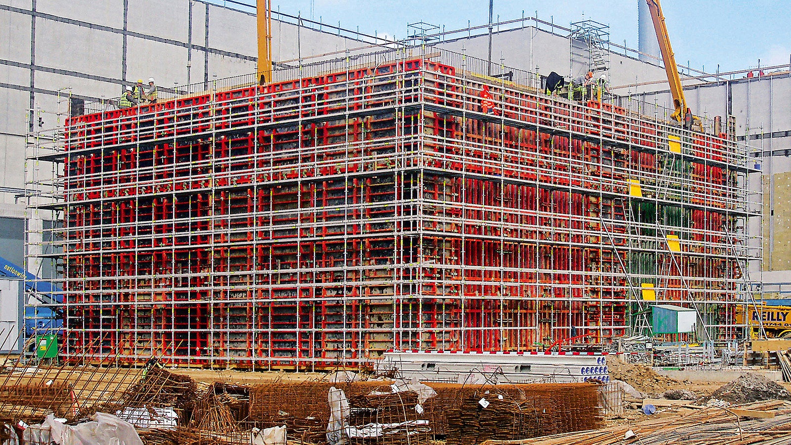 For safe forming, reinforcement and concreting of the 9.90 m high wall, a PERI UP Rosett working scaffold was used.