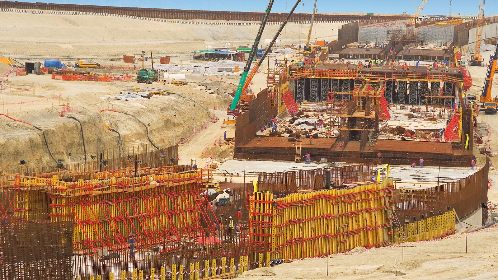 U 25 m dugačkim odsječcima betoniranja i 4 slijeda taktova uzastopno se betoniraju podnožje tunela, po 2 zidne ploče te nakon njih strop. 
