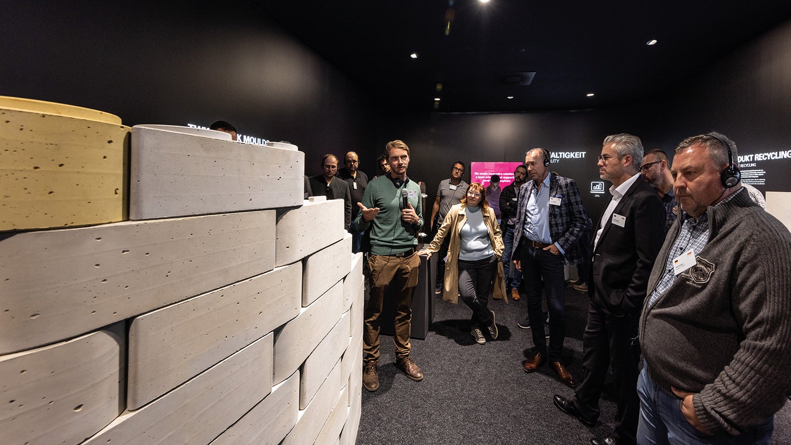 Bauma’l esitletud TwistBlock Moulds raketise süsteem võitis 2021.a. Saksamaal auhinna innovatiivsuse eest. TwistBlock on käsitsi valmistatud betoonõõnesplokid, mis kujutavad endast funktsionaalset, mitmekordelt kasutatavat, kuluefektiivset ja tuleohutut süsteemi, mis on loodud spetsiaalselt slummides ehitamise tarbeks. <br/>(Foto: PERI SE)<br/>