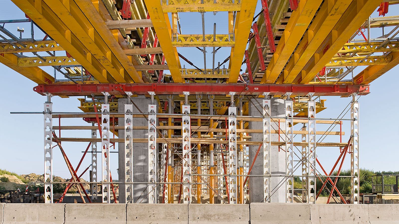 Опорні риштування проїзних воріт у системі HD 200.<br/>