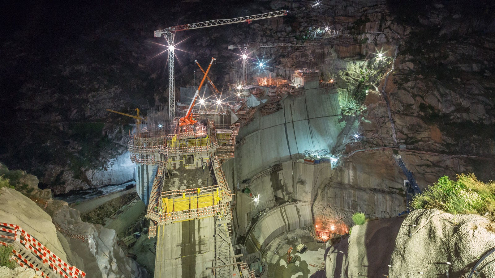 One of the biggest challenges is to stick to the construction phase and cost plan. For this reason, work also continued through the night on this complex project of immense proportions.