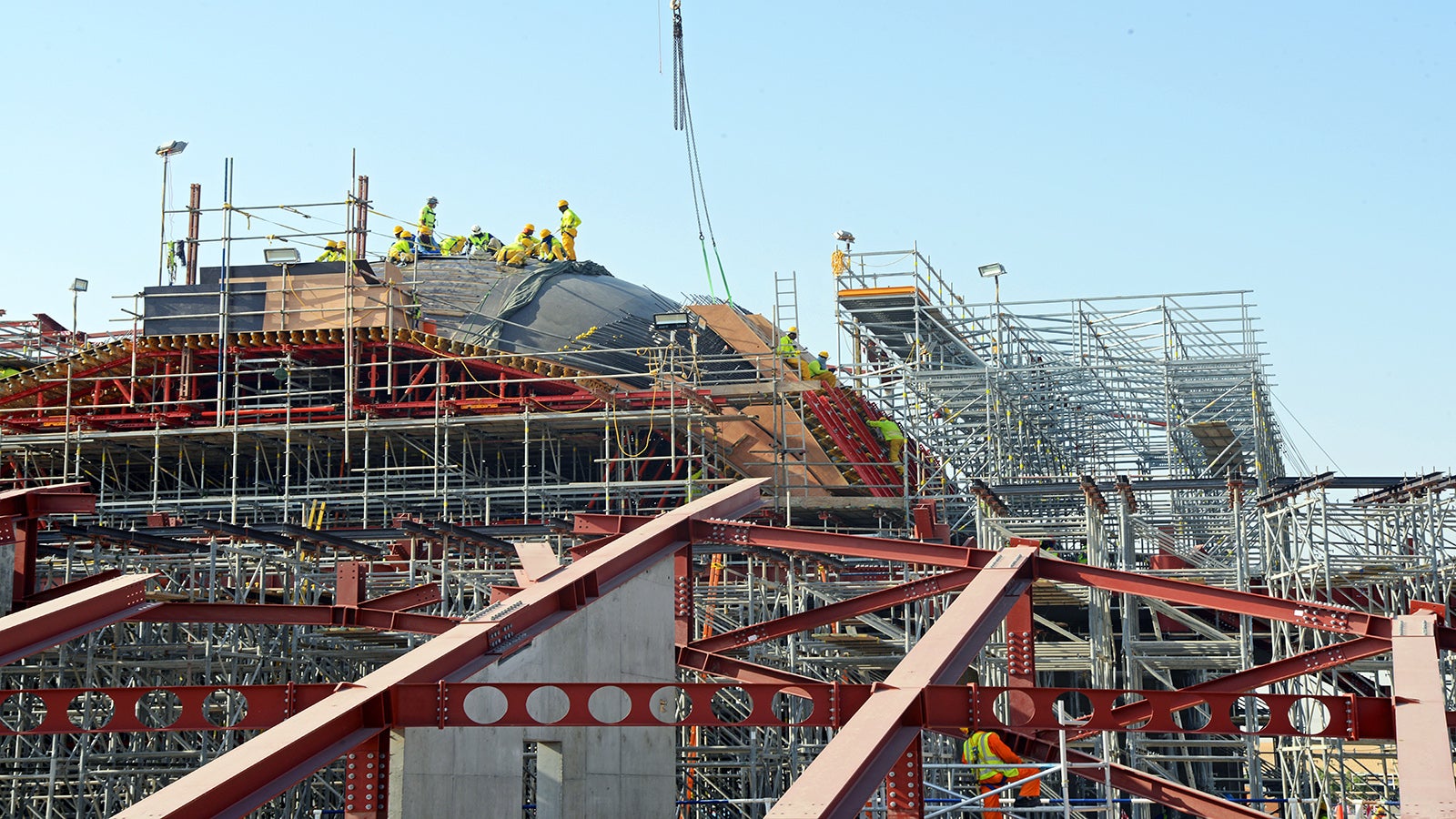 Finalizing the top of the Dome with PERI special and customized panels