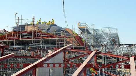 Finalizing the top of the Dome with PERI special and customized panels